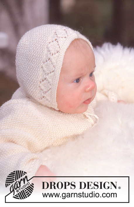 Lykkeliten / DROPS Baby 10-11 - Strikket sett med jakke, bukse og lue til baby i DROPS Baby Merino. Arbeidet strikkes med perlestrikk og hullmønster og buksen kan strikkes med seler, som buksedress. Størrelse 1 - 18 mnd. Tema: Dåp og navnefest.
