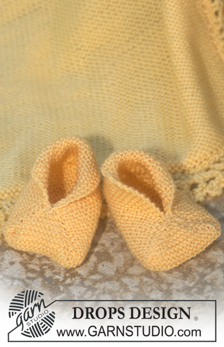 Rayon de Soleil / DROPS Baby 10-3 - Strikket sett med jakke, bukse, sokker og lue til baby i DROPS Baby Merino. Teppe strikket i DROPS Karisma. Arbeidet strikkes i riller. Størrelse 1 mnd - 2 år. Tema: Babyteppe