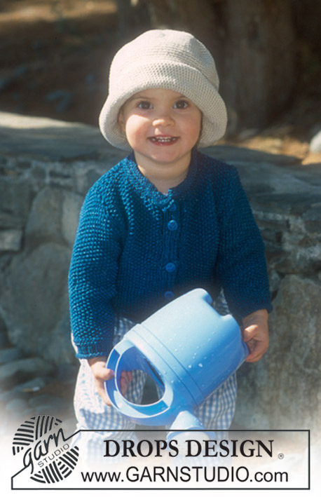 Paddington / DROPS Baby 10-5 - DROPS jakke med perlestrik i Den-M-nit 
og hæklet sommerhat i Muskat. 
