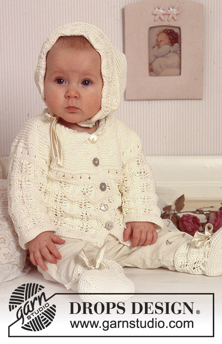 Little Josefine / DROPS Baby 11-17 - Strikket sæt med jakke, kyse og sokker til baby i DROPS Safran. Arbejdet strikkes med rundt bærestykke og hulmønster. Størrelse 1 mnd - 2 år.