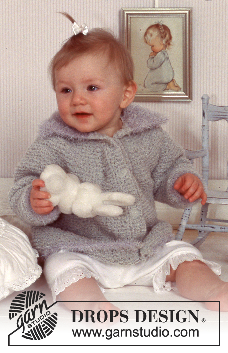 Cushy Coat / DROPS Baby 11-19 - Krausrippengestrickte Jacke in  Ull-Bouclé mit Kanten und Kragen in Pelliza