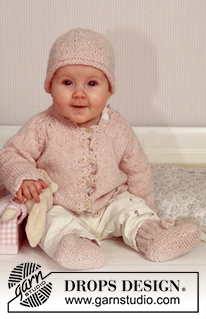Little Petal / DROPS Baby 11-5 - Jacket with raglan sleeves and crochet borders, hat and socks in Merino Extra Fine
