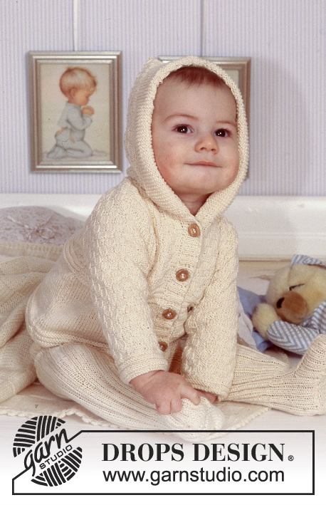 Little Hadrien / DROPS Baby 11-9 - Veste à capuche et pantalon en côtes tricotés pour bébé en DROPS Safran. Couverture tricotée en en DROPS Karisma Superwash. Du 1 mois au 2 ans.