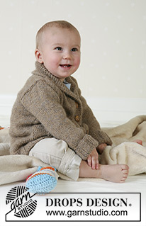 Little Alfred / DROPS Baby 13-13 - Het setje bestaat uit: DROPS vestje van Alpaca en een knuffeldier. Maat 1/3 mnd - 3/4 jaar.