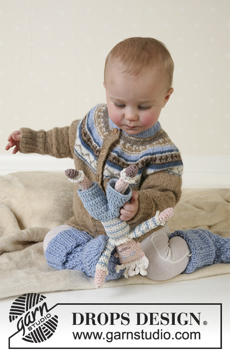 Leonard / DROPS Baby 13-15 - Chaqueta, calcetas y juguete suave DROPS en “Alpaca”.