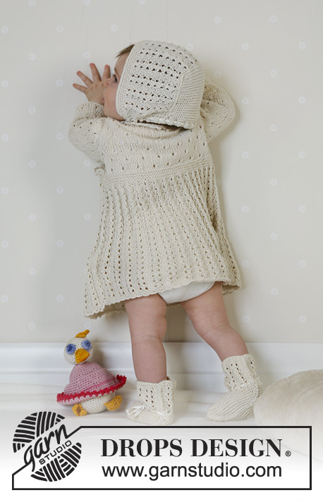 Sunday Stroll / DROPS Baby 13-17 - Gestricktes Kleid, Haube / Mütze und Socken in DROPS Safran für Babys und Kinder.
(Ente 13-8)