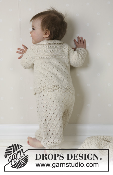 Snow Baby / DROPS Baby 13-18 - Pyöreäkaarrokkeinen takki, housut, myssy, sukat ja huopa, sekä pallo ja helistin.
