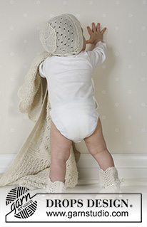 Snow Baby / DROPS Baby 13-18 - Dit DROPS setje bestaat uit: vestje met ronde pas, broek, mutsje, sokken, dekentje, bal en rammelaar.