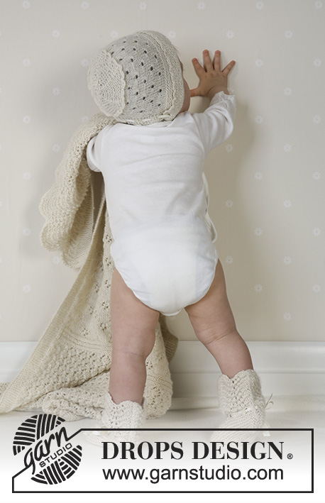 Snow Baby / DROPS Baby 13-18 - DROPS kofta med runt ok, byxa, hätta, sockor, filt i Alpaca, boll och skallra.