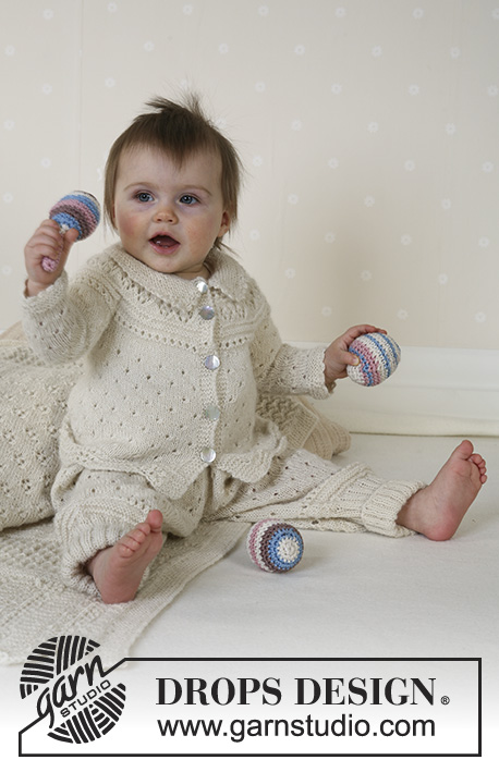 Snow Baby / DROPS Baby 13-18 - Pyöreäkaarrokkeinen takki, housut, myssy, sukat ja huopa, sekä pallo ja helistin.