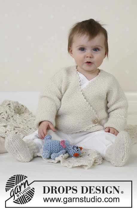 Criss Cross / DROPS Baby 13-3 - Dziecięcy sweter na drutach z portfelowym zapięciem i skarpetki z włóczki Drops Alpaca