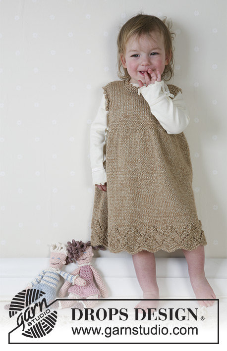 Sweet Rebecca / DROPS Baby 13-4 - Vestido DROPS en 2 hilos “Alpaca”, juguetes blandos y frazada.