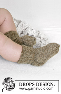 Winter Snuggles / DROPS Baby 13-5 - Strikket sett med setesdalskofte, bukse, lue, votter og sokker til baby og barn i DROPS Alpaca. Størrelse 1 mnd - 4 år.