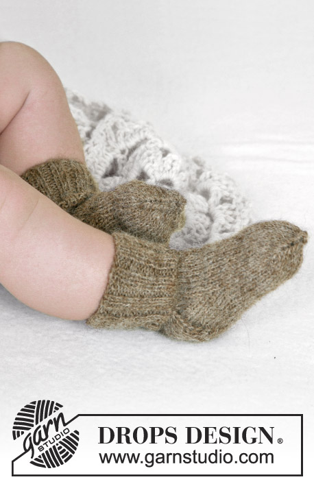 Winter Snuggles / DROPS Baby 13-5 - Jacket, pants, hat, mittens, socks and blanket in Alpaca