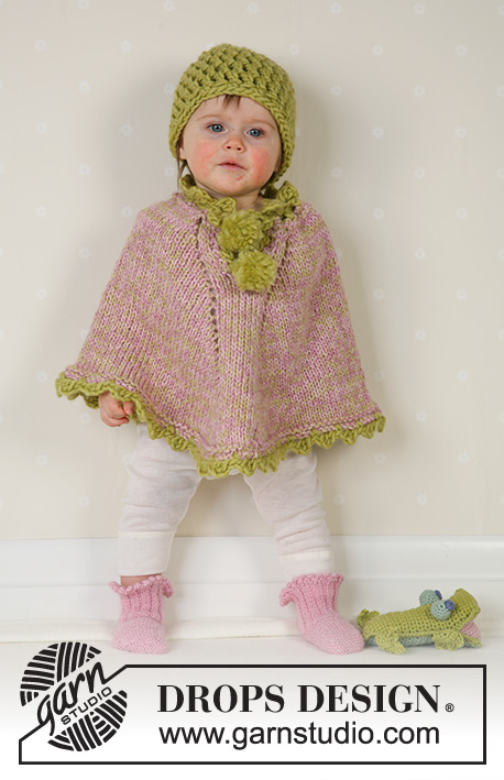 Little Sprout / DROPS Baby 14-1 - Ensemble poncho avec pompons et chaussettes tricotés en DROPS Alpaca, bonnet crocheté en DROPS Snow. En taille bébé et enfant. 