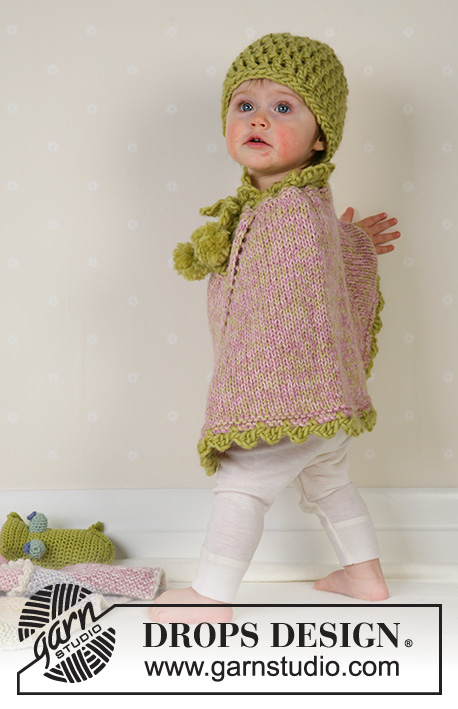 Little Sprout / DROPS Baby 14-1 - Poncho em tricô com pompons e meias em DROPS Alpaca, e gorro em croché em DROPS Snow. Disponível em tamanhos de bebé e de criança.