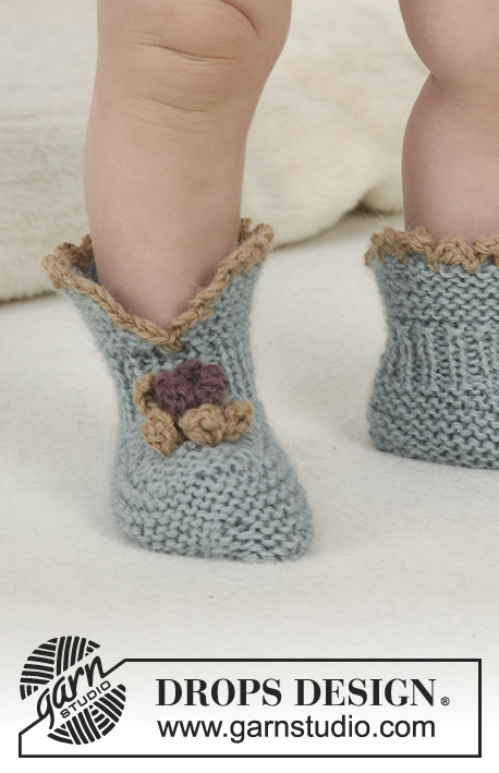 Tiptoe Tulip / DROPS Baby 14-11 - Knitted booties in garter stitch with crochet flower in DROPS Alpaca. Sizes baby and children from 1 month to 4 years.
