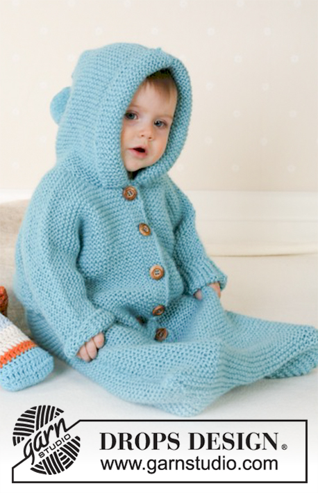 Dreamy Bluebell / DROPS Baby 14-14 - Saco de dormir con capucha en punto musgo, tejido en DROPS Alpaca. Tallas para bebés y niños, 1 mes a 4 años.