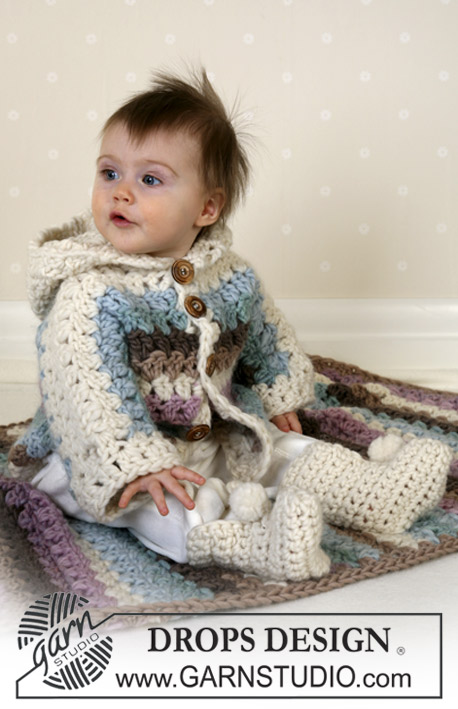 Cozy Cuddle / DROPS Baby 14-25 - Das Set umfasst: Gehäkelte Jacke mit Streifen und Schühchen in DROPS Snow für Babys und Kinder. Größe 1 Monat - 4 Jahre.
