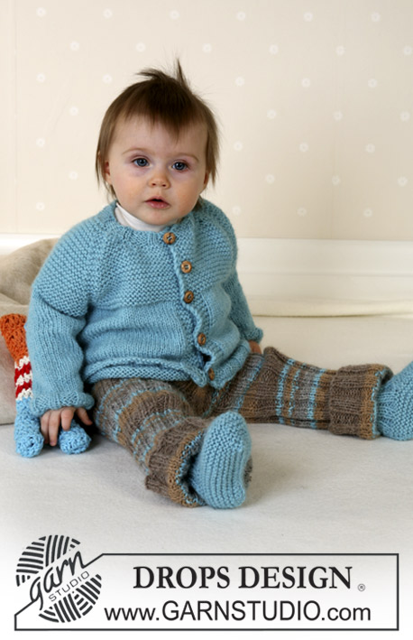 DROPS Baby 14-29 - Conjunto de casaco em tricô com raglan, calças às riscas com canelado e botinhas em DROPS Alpaca para bebés e crianças. Tamanhos: 1 mês - 4 anos.