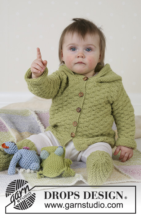 Green Leaf / DROPS Baby 14-3 - Gestrickte Jacke mit Kapuze, Einteiler und Spiralsocken für Babys und Kinder in DROPS Alpaca. Größe 1 Monat - 4 Jahre.
