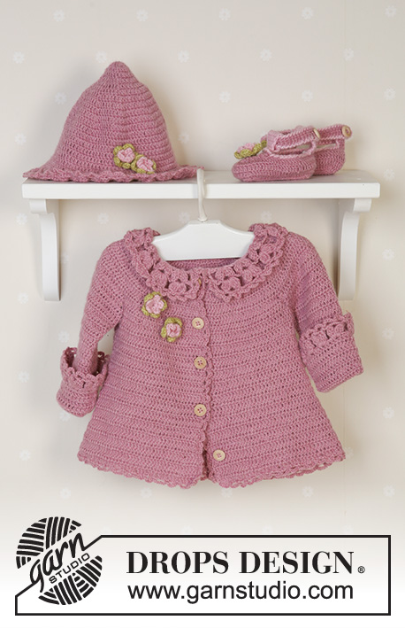 Little Miss Berry Cardigan / DROPS Baby 14-5 - Kabátek s kruhovým sedlem a krajkovým límcem, klobouk a botičky háčkované z příze DROPS Alpaca. Velikosti pro miminka i děti, od 1 měsíce do 4 let. 
