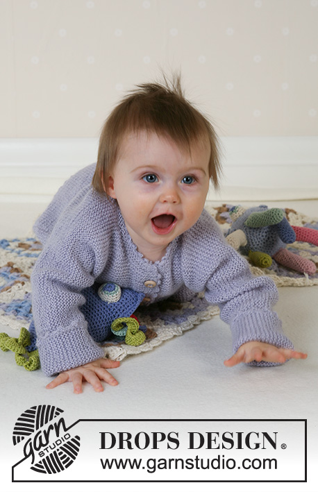 Little Fiona / DROPS Baby 14-6 - Gestrickte Jacke mit angestrickten Ärmeln und Socken in Krausrippen in DROPS Alpaca für Babys und Kinder. Größe 1 Monat - 4 Jahre. 