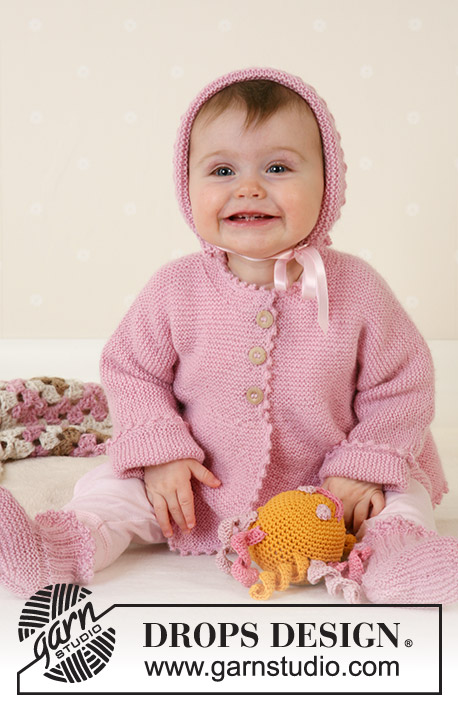 Josie / DROPS Baby 14-7 - Cardigan lavorato ai ferri con maniche senza cucitura, cappellino e calze a maglia legaccio in DROPS Alpaca. Taglie per neonati e bambini, da 1 mese a 4 anni.