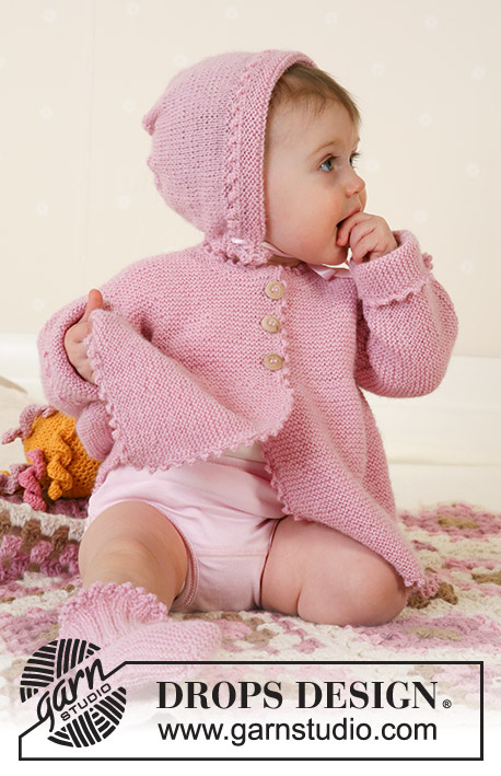 Josie / DROPS Baby 14-7 - Casaco em tricô com mangas sem costuras, touca e botinhas em ponto jarreteira DROPS em Alpaca para bebés e crianças. Tamanhos: 1 mês - 4 anos.