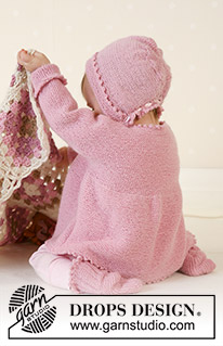 Josie / DROPS Baby 14-7 - Chaqueta de punto con mangas kimono, bonete y calcetas en punto musgo en DROPS Alpaca. Tallas para bebés y niños, 1 mes a 4 años.