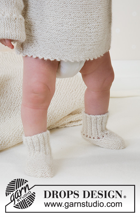 Walking Warmly / DROPS Baby 14-9 - Knitted baby socks in DROPS Alpaca. Size 1 month to 2 years.