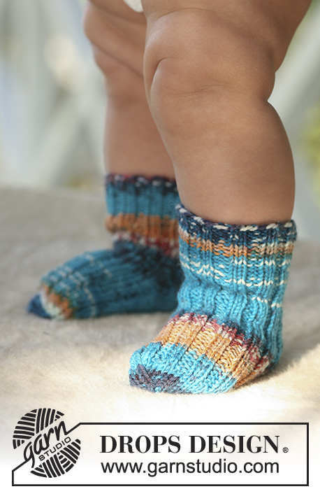Little Traveler / DROPS Baby 16-22 - Sett med strikket ermsømløs jakke og sokker i DROPS Fabel og DROPS Alpaca