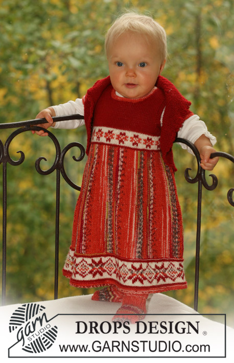 Petite Heidi / DROPS Baby 16-25 - Souprava: dětské šaty s norským vzorem a zkrácenými řadami, bolerko a ponožky pletené z příze DROPS Alpaca a DROPS Fabel.