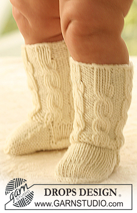 Matheo Socks / DROPS Baby 17-10 - Stickade sockor med flätor till baby och barn i DROPS Merino Extra Fine.