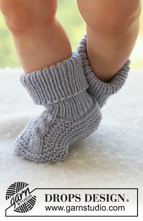 Little Gent Socks / DROPS Baby 17-11 - Stickade sockor med fläta till baby och barn i DROPS Merino Extra Fine.