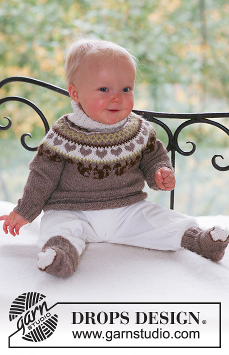 Squirrel Song / DROPS Baby 17-15 - Souprava: dětský pulovr s kruhovým sedlem s norským vzorem a ponožky pletené z příze DROPS Alpaca.