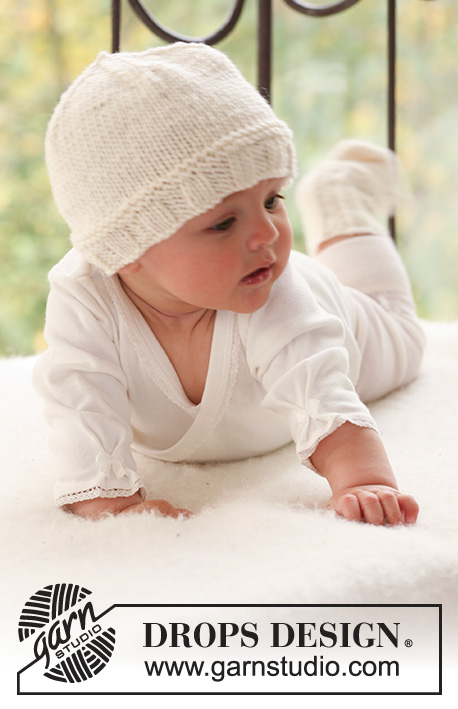 Cream Dream Hat / DROPS Baby 17-19 - De set bevat: Gebreide muts en sokken voor baby en kinderen in DROPS Merino Extra Fine. 