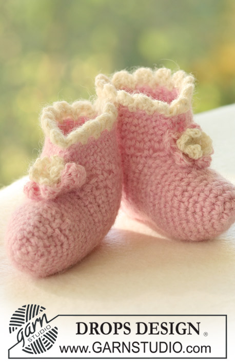 Sugar Plum / DROPS Baby 17-21 - Ponožky - botičky s růžičkami háčkované z dvojité příze DROPS Alpaca. 