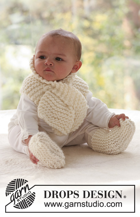 Wiggles / DROPS Baby 17-7 - Souprava: šála a ponožky pletené vroubkovým vzorem z příze DROPS Snow