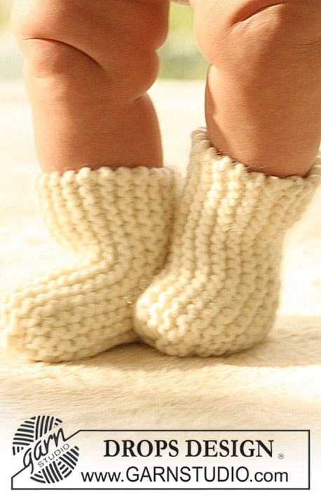 Wiggle Socks / DROPS Baby 17-8 - Meias tricotadas em ponto jarreteira em DROPS Snow para bebés e crianças 