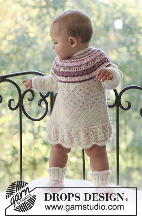 Princess Dora / DROPS Baby 18-13 - Conjunto de vestido tricotado em ponto rendado e mangas raglan com botinhas a condizer para bebés e crianças em DROPS Alpaca 
