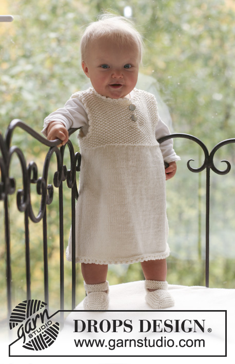 Baby Harriet / DROPS Baby 18-9 - Souprava: dětské šaty s perličkovým sedlem a botičky s páskem pletené z příze DROPS Merino Extra Fine.