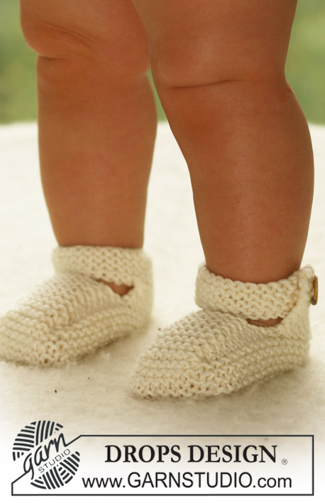 Baby Harriet / DROPS Baby 18-9 - Completo formato da scarponcini e vestito con sprone a grana di riso lavorati ai ferri per neonati e bambini in DROPS Merino Extra Fine.