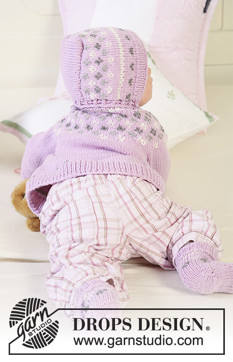 Strawberry Cheeks / DROPS Baby 19-1 - Settiin kuuluu: Vauvan ja lapsen raglanjakku korkealla kauluksella, kuviollinen hilkka ja kuviolliset sukat DROPS Merino Extra Fine -langasta. 