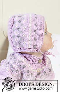 Strawberry Cheeks / DROPS Baby 19-1 - Sæt med: Strikket trøje med rundt bærestykke, høj hals, kyse og sokker med mønster til baby og børn i DROPS Merino Extra Fine.