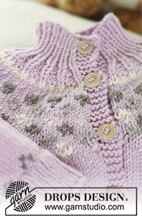 Strawberry Cheeks / DROPS Baby 19-1 - Kötött DROPS kardigán raglánujjakkal, garbó-nyakkal, kalappal és mintás zoknival Merino Extra Fine fonalból.