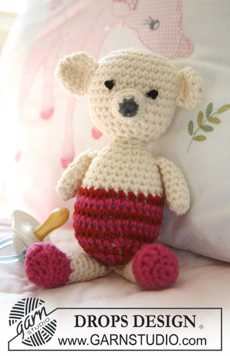 Molly Bear / DROPS Baby 19-13 - Hæklet bamse legetøj i DROPS Merino Extra Fine.