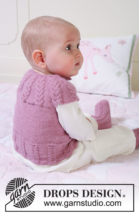 Sweet Greta / DROPS Baby 19-18 - Komplet na drutach: dziecięcy rozpinany sweter z reglanowymi podkrojami rękawów, z warkoczami i krótkim rękawem oraz dopasowane kapcie, z włóczki DROPS Alpaca