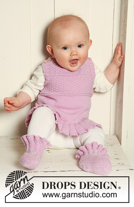 Sweet Sorbet / DROPS Baby 19-19 - Conjunto de vestido con patrón texturado y botitas con volantes para bebé y niños en DROPS BabyMerino