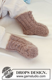 Little Chestnut Socks / DROPS Baby 19-23 - Knitted booties with cables for baby and children in DROPS Alpaca